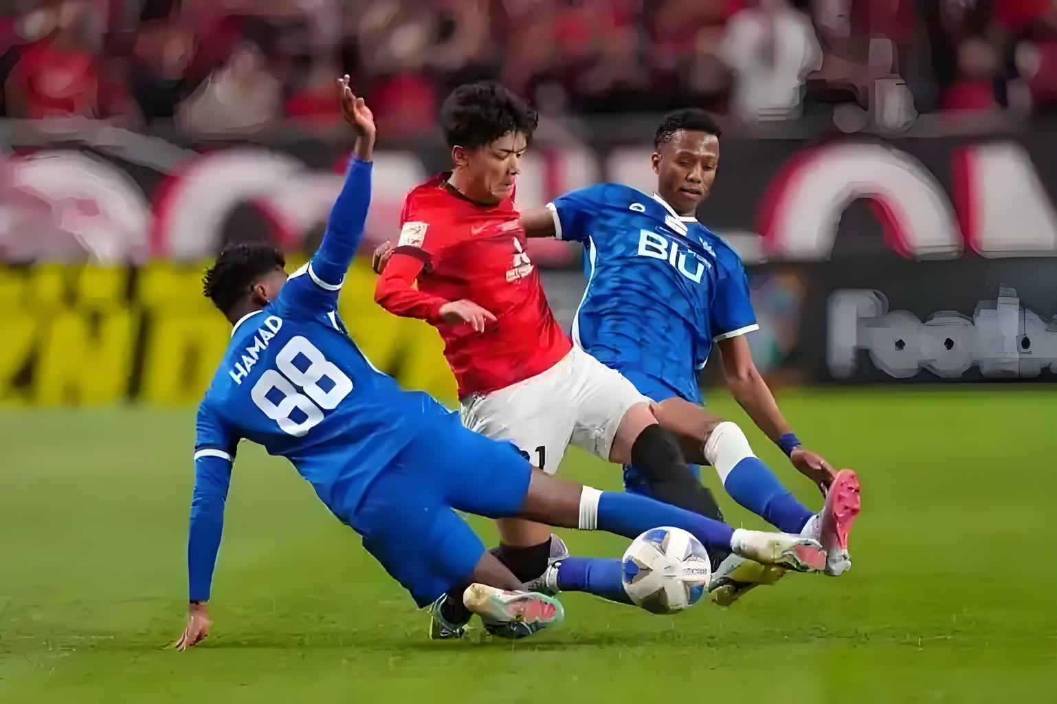 包含集结日上海申花备战英超，内部沟通细节曝光，气氛紧张，轮换策略成焦点的词条