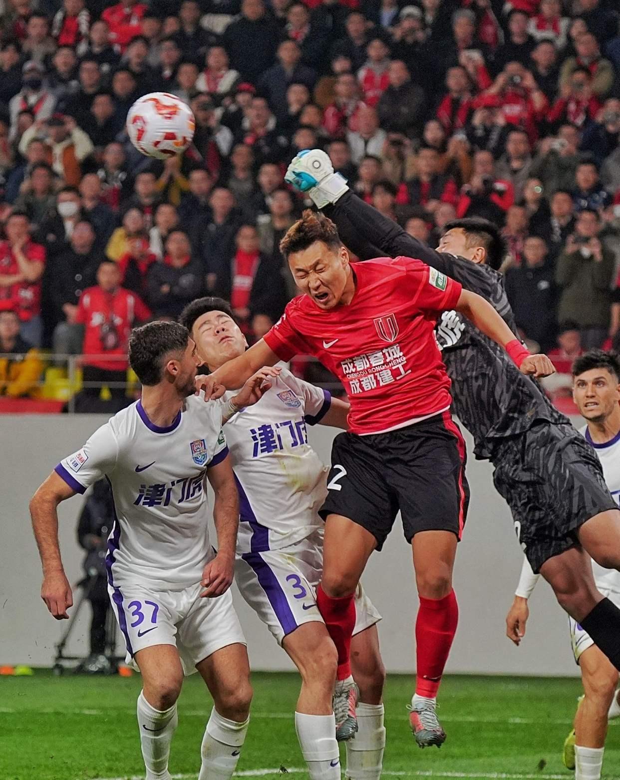 包含窗口期成都蓉城备战足总杯，防线松动细节曝光，压力陡增，身体对抗强度拉满的词条