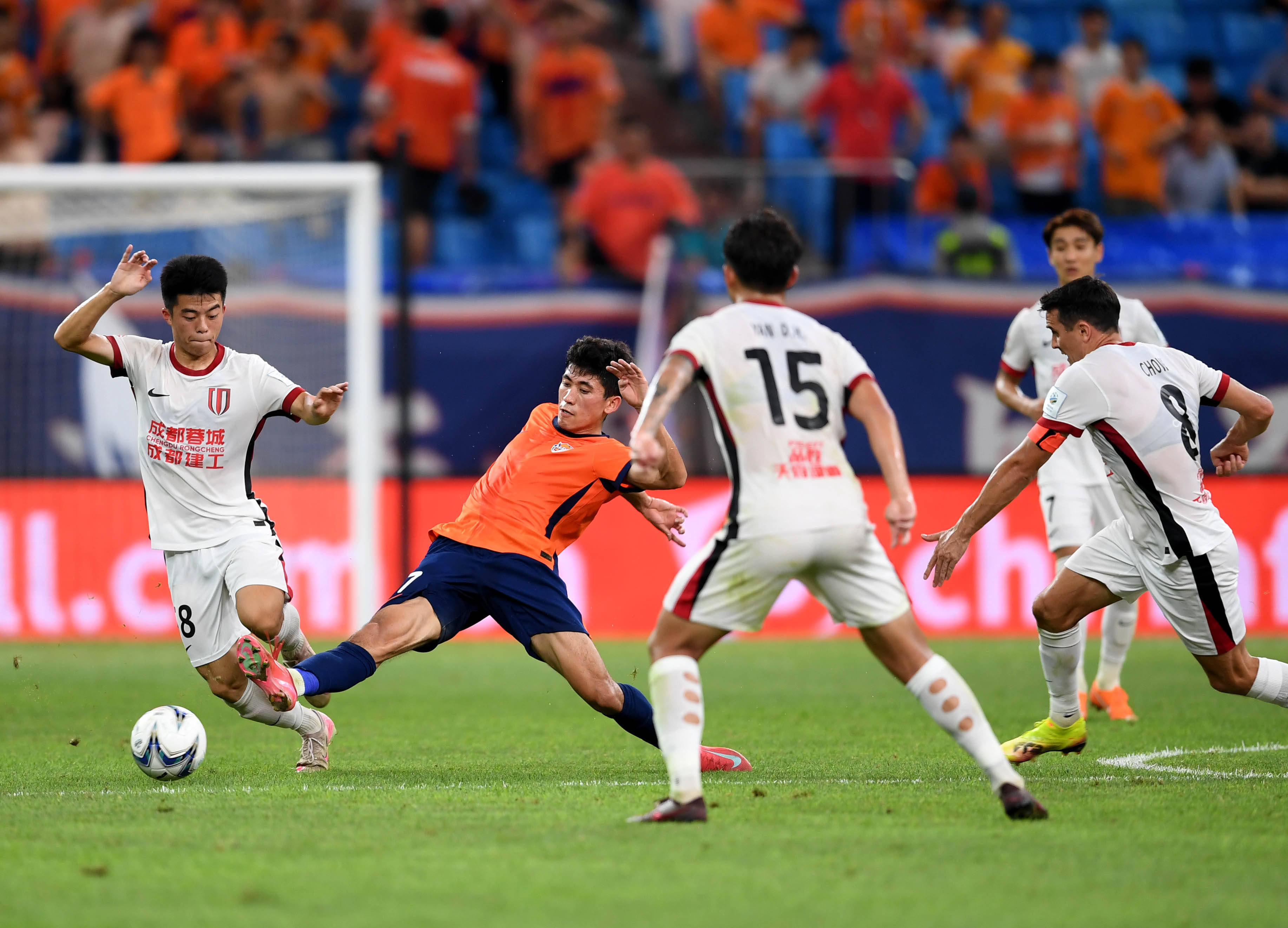 包含窗口期成都蓉城备战足总杯，防线松动细节曝光，压力陡增，身体对抗强度拉满的词条